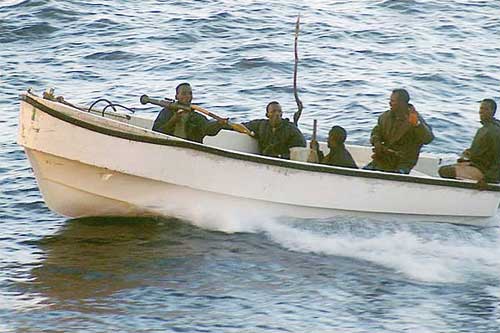 Вооруженные автоматами и гранатометами пираты, атакующие круизное судно Seabourn Spirit (фотография очевидца)